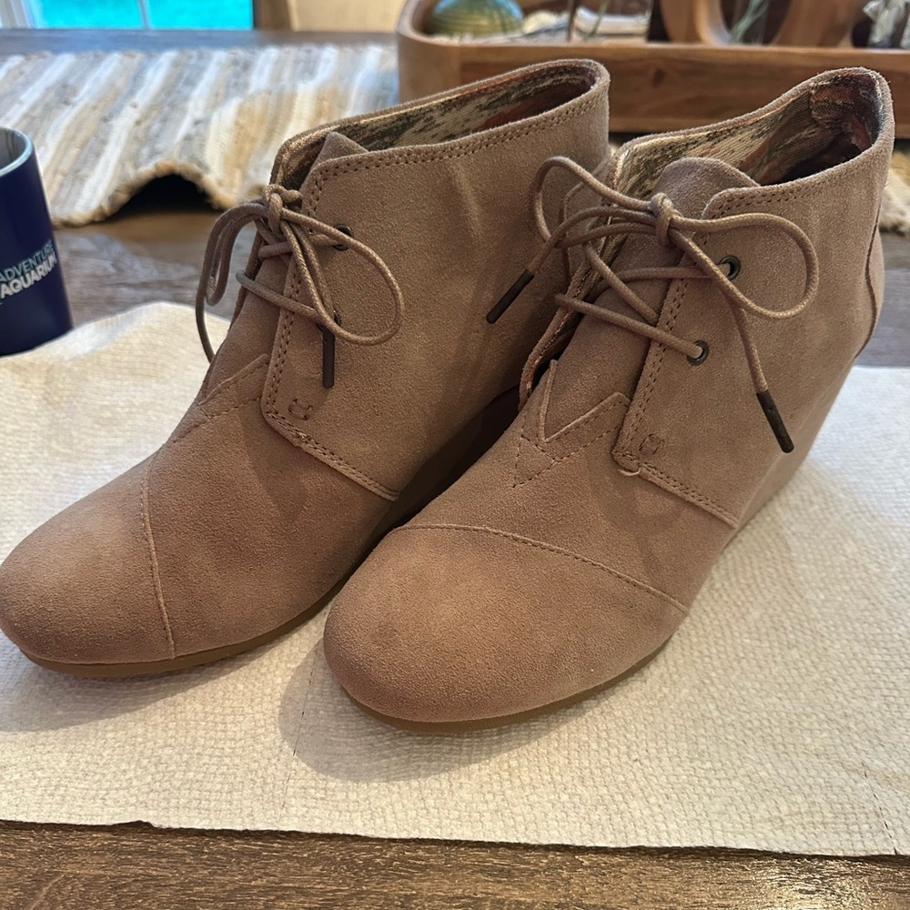 Tom’s Desert Tan Suede Ankle Boots